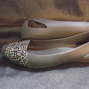 Crocs 11 brown flats